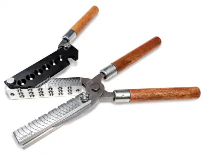 Kleště na odlévání 18 brokových střel najednou. Diametr .320 (8,1mm). Původní provedení již nevyráběného produktu.