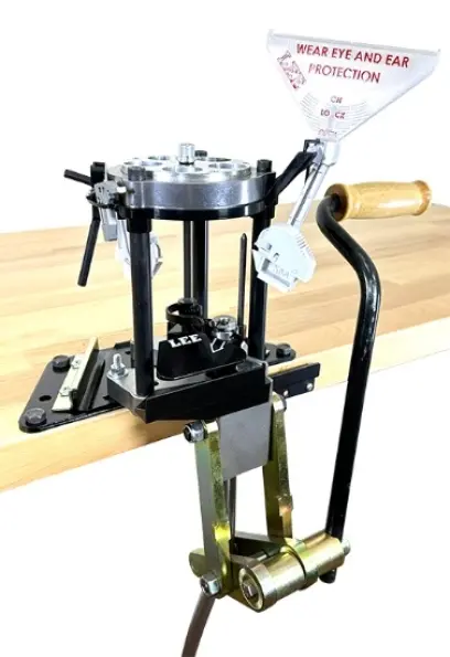 Lee Ultimate Turret Press Lis Lee Ultimate Turret Press je modernizovaný celoocelový model lisu Lee Classic Turret, který je vybaven nástrojovou hlavou s 5 pozicemi pro matrice.