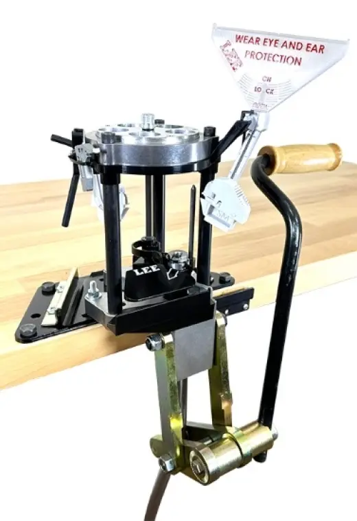 Lis Lee Ultimate Turret Press je modernizovaný celoocelový model lisu Lee Classic Turret, který je vybaven nástrojovou hlavou s 5 pozicemi pro matrice.