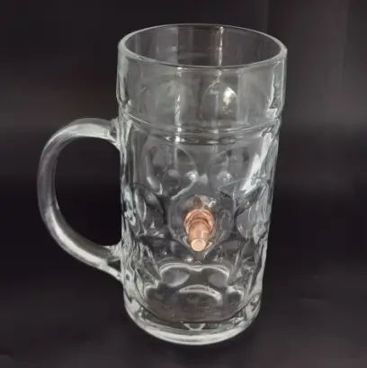 Originální tuplák se střelou ráže .50 s iluzí „průstřelu“. Sklenice Last Man Standing „Poslední stojící muž“ dává slovům „sestřelit se“ zcela nový význam! Objem 1000 ml.