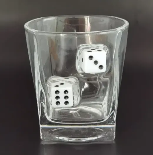 Sklenice na whisky s kostkami Caliber Gourmet, 200 ml Originální sklenice s iluzí vržených hracích kostek skrz sklenici. Kostky jsou vrženy! Objem 200 ml.