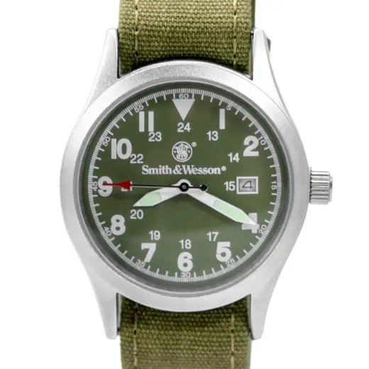 Hodinky Smith & Wesson zelené, 3 řemínky Hodinky Smith & Wesson Military Watch. Stříbrné rámování, zelený ciferník, 3 vyměnitelné řemínky, digitální zobrazení data, voděodolnost 3ATM, japonský strojek Quartz, průměr 38 mm, tloušťka 10 mm.