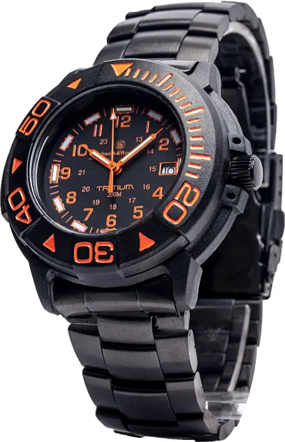 Potápěčské hodinky Smith &amp; Wesson Diver Tritium Watch. Tělo z nerezové oceli, otočná luneta, digitální datumovka, tritiové podsvícení, voděodolnost 20ATM, výměnný kovový a gumový řemínek, 44 x 14 mm.