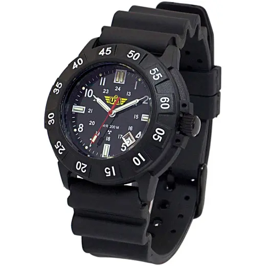 Hodinky UZI Protector Hodinky UZI Protector Watch s tritiovým podsvícením. Tělo z nerezové oceli, otočná luneta, digitální datumovka, voděodolnost 20ATM, 2 černé řemínky – nylonový a gumový, 43 x 14 mm.