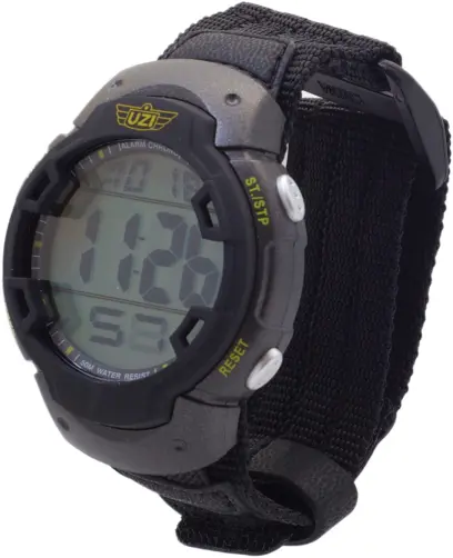 Nárazuvzdorné hodinky s nadrozměrným digitálním displejem. Tělo z nerezové oceli, podsvícení, budík, chronograf, 12/24 formát času, datumovka, voděodolnost 5ATM, černý nylonový řemínek, 48 x 16 mm.