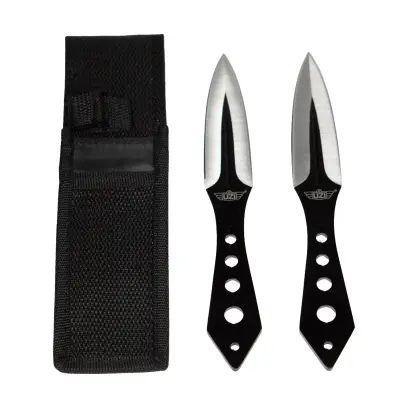 Sada dvou vrhacích nožů UZI z nerezové oceli s černo-stříbrnou čepelí a rukojetí s otvory pro různé úchopy při vrhání. Včetně nylonového pouzdra. Délka nožů 20,32 cm.