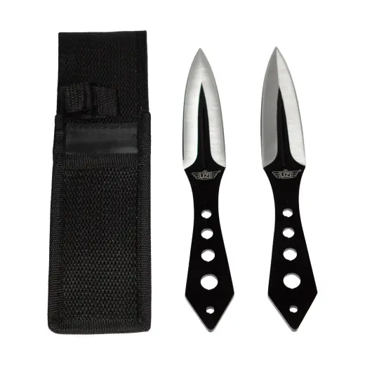 Vrhací nože UZI, sada 2 ks Sada dvou vrhacích nožů UZI z nerezové oceli s černo-stříbrnou čepelí a rukojetí s otvory pro různé úchopy při vrhání. Včetně nylonového pouzdra. Délka nožů 20,32 cm.