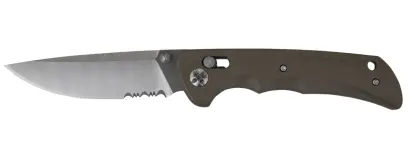 Zavírací nůž s kombinovanou čepelí Drop Point z nerezové oceli. Je opatřen bronzovou rukojetí z G10, pojistkou Axis Lock, vhodnou i pro leváky, a kapesním klipem. Dodáván v dárkové krabičce.