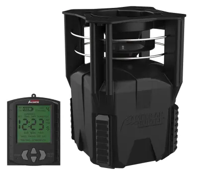 Digitální krmné zařízení American Hunter XD-PRO KIT s ochrannou mříží proti okusu zvěří a velkým LCD displejem. Napájeno 6V SPRING TOP baterií. Nastavitelná doba krmení 1-60 sekund, krmení 1-16x denně.