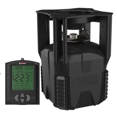 Digitální krmné zařízení American Hunter XDE FEEDER KIT s velkým LCD displejem. Napájeno 6V SPRING TOP baterií. Nastavitelná doba krmení 1-60 sekund, krmení 1-16x denně.