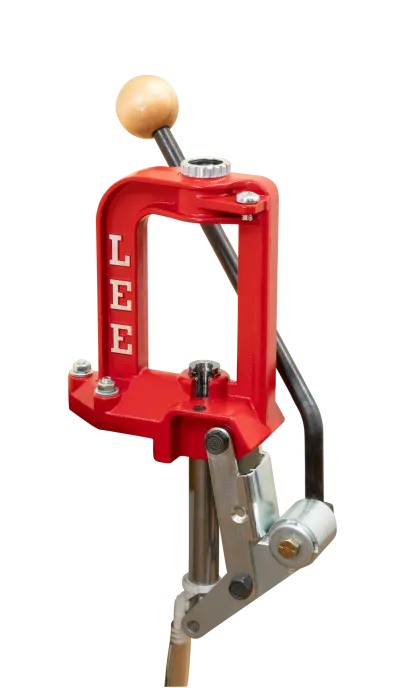 Samostatný lis LEE CHALLENGER III Reloading Press. Aktualizovaný k příležitosti 40. výročí nejprodávanějšího jednooperačního lisu pro přebíjení nábojů. Spolehlivý a odolný.