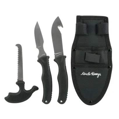 Třídílná lovecká sada Uncle Henry pro zpracování zvěřiny Sada obsahuje velký párací nůž, malý nůž na jemné práce a pilku na kosti. Pevná čepel Full Tang, kvalitní nerezová ocel 3Cr13. Součástí sady je také praktické pouzdro pro přenášení.