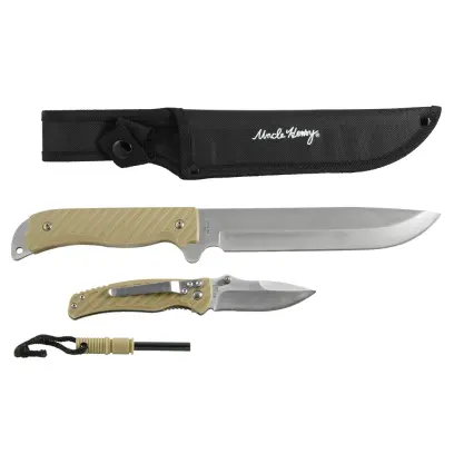 3-dílná sada Uncle Henry Machete Folder Set Outdoorová sada zahrnuje mačetu s pevnou čepelí Full Tang, kapesní zavírací nůž s pojistkou Liner Lock a křesadlo. Čepele z kvalitní nerezové oceli 3Cr13. Součástí je i praktické pouzdro na mačetu.