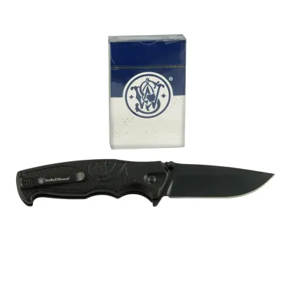 Kapesní zavírací nůž pro každodenní použití je vybaven Drop Point čepelí z nerezové oceli s černou oxidovou úpravou a pojistkou Liner Lock. Balíček 52 hracích karet S&W jako dárek.