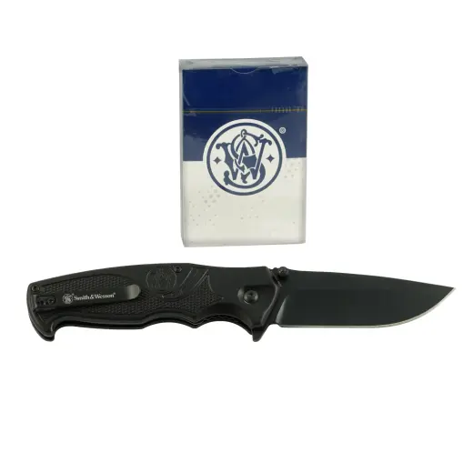 Kapesní zavírací nůž pro každodenní použití je vybaven Drop Point čepelí z nerezové oceli s černou oxidovou úpravou a pojistkou Liner Lock. Balíček 52 hracích karet S&W jako dárek.