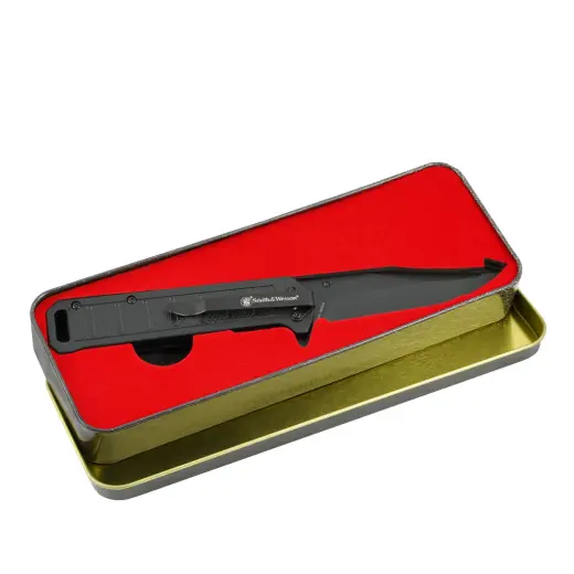 Nůž Spring Assist v plechové krabičce Smith&Wesson Kapesní zavírací nůž je vybaven Clip Point čepelí z nerezové oceli, asistovaným pružinovým otevíráním a pojistkou Liner Lock. Jako dárek sběratelská plechová krabička na nůž.