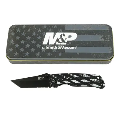 Kapesní zavírací nůž s částečně vroubkovanou čepelí Tanto z nerezové oceli a hliníkovou rukojetí potištěnou motivem americké vlajky. Jako dárek originální plechová krabička v designu americké vlajky.
