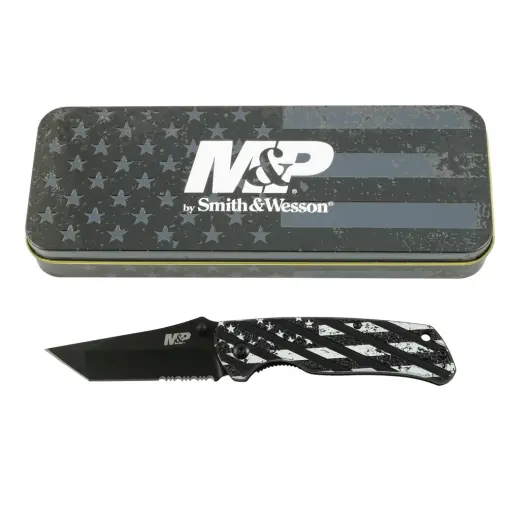 Nůž M&P American Patriot v plechové krabičce Smith&Wesson Kapesní zavírací nůž s částečně vroubkovanou čepelí Tanto z nerezové oceli a hliníkovou rukojetí potištěnou motivem americké vlajky. Jako dárek originální plechová krabička v designu americké vlajky.