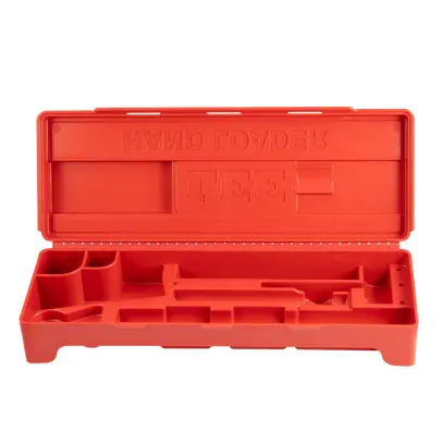 Úložná plastová krabička pro ruční přebíjecí lis LEE BREECH LOCK HAND PRESS a příslušenství, tj. zápalkovače, sady 3 matric, klíče na ozubené matice, unašeče nábojnic s frézou a kalibr délky nábojnice.