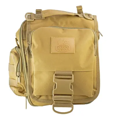 Voděodolná taška přes rameno z pevné, odolné tkaniny. Odnímatelná vrchní chlopeň slouží také jako podsedák. Písková barva.