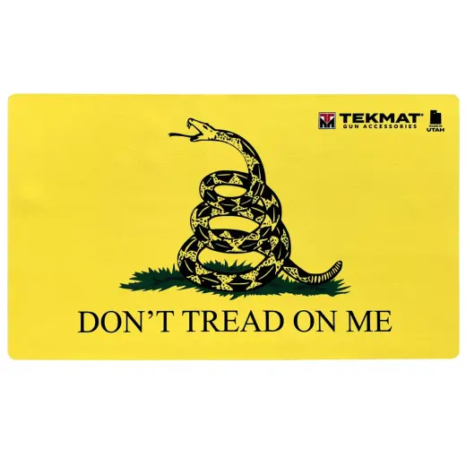 Originální TekMat rohožka ke dveřím s potiskem „Don't Tread on Me“ („Nešlapej na mě“). Gumový podklad zajistí, aby rohožka neklouzala, zatímco vulkanizovaná pryž dodá rohožce měkkost.