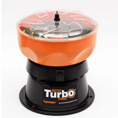 Vibrační pračka nábojnic Lyman TURBO 1500 PRO TUMBLER Vibrační pračka 230V pro suché praní nábojnic nabízí o 25% větší kapacitu než model 1200. Spirálová míchadla pro efektivnější čištění a průhledné víko pro snadnou kontrolu průběhu praní.