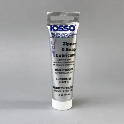 Univerzální mazivo na patenty, zipy, panty a kovové součásti. Chrání před korozí, snižuje tření a prodlužuje životnost. Nevymývá se ani se nerozpouští v horkém počasí.