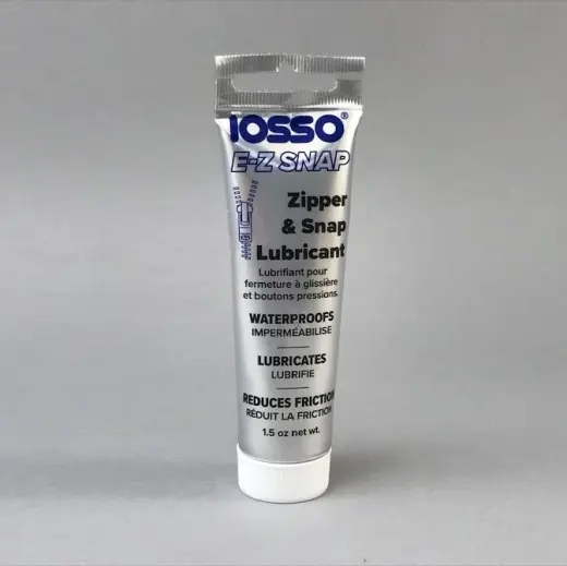 IOSSO E-Z Snap – Mazivo na zipy a patenty 44 ml Univerzální mazivo na patenty, zipy, panty a kovové součásti. Chrání před korozí, snižuje tření a prodlužuje životnost. Nevymývá se ani se nerozpouští v horkém počasí.