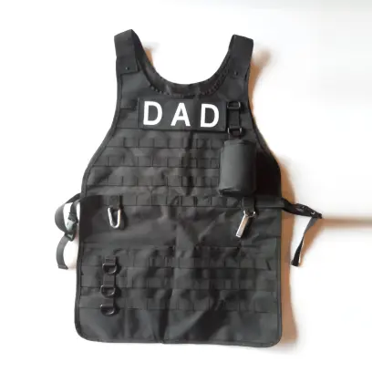 Stylová a praktická BBQ zástěra s odnímatelnými jmenovkami (Mom, Dad, Chef, Boss), Molle systémem uchycení, karabinou, otvírákem na lahve a kapsami na grilovací náčiní či dochucovadla.