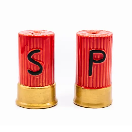 Solnička a pepřenka ve tvaru brokového náboje Originální sada solničky a pepřenky Caliber Gourmet ve tvaru brokového náboje se stane originálním doplňkem vašeho stolu. Vyrobeno z keramiky. Dodejte svému jídlu „výstřel“ soli a pepře.