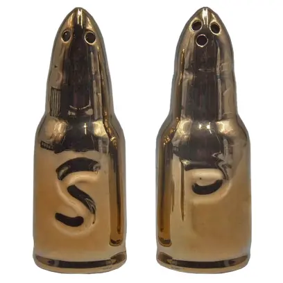 Originální sada solničky a pepřenky Caliber Gourmet ve tvaru kulového náboje se stane originálním doplňkem vašeho stolu. Vyrobeno z keramiky. Dodejte svému jídlu „výstřel“ soli a pepře.