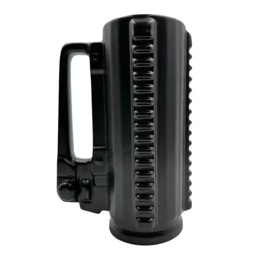 Taktický hrnek AR-15 Vychutnejte si svůj oblíbený nápoj v tomto stylovém taktickém hrnku AR-15! Keramický hrnek AR-15 TACTICAL MUG s velkorysým objemem 650 ml. Perfektní dárek pro každého nadšence do zbraní.