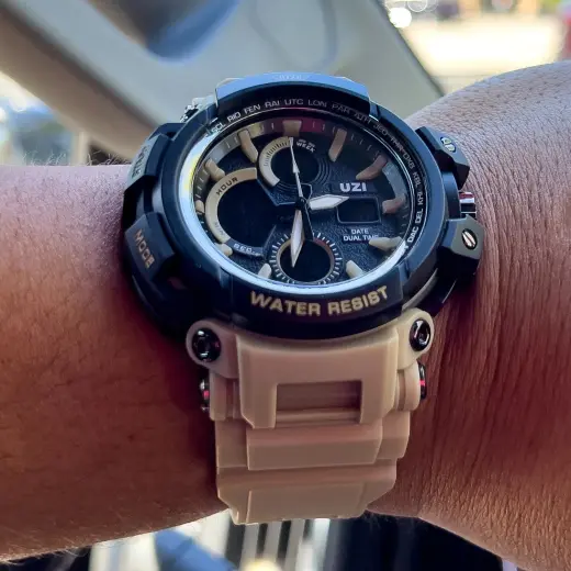 Hodinky UZI Shock - khaki Pohodlné sportovní hodinky pro každodenní nošení. Odolné tělo z ABS, sklo odolné proti poškrábání, digitální datumovka, podsvícení, voděodolnost 30 m, měkký gumový řemínek, 54 x 18 mm.