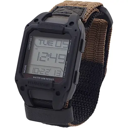 Digitální hodinky Humvee Recon, voděodolnost 5 ATM, nárazuvzdorné, odolné proti poškrábání, elektronické podsvícení, 3 budíky, chronograf, hnědý nylonový řemínek, černý ciferník.