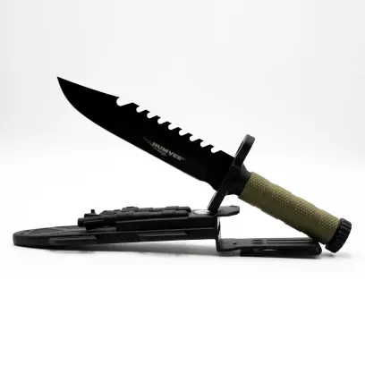 Humvee Next Gen Survival Knife je robustní nůž s nerezovou čepelí s pilovitým hřbetem a gumovou rukojetí s kladivovým hrotem. Součástí je nylonové pouzdro s kompasem, křesadlo, brousek a píšťalka.