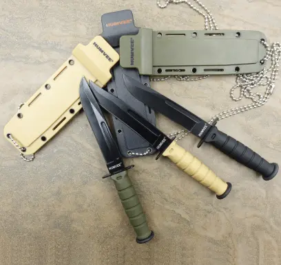 Taktický nůž HUMVEE Combat Neck Knife je navržený pro rychlý přístup a nošení na krku. Délka nože 14 cm, čepele 7 cm. Plastové pouzdro a kovový řetízek na krk součástí. K dispozici ve třech barvách.