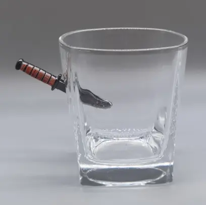 Originální sklenice s ikonickým bojovým nožem USMC „zabodnutým“ do stěny sklenky vytváří jedinečný 3D efekt. Objem 260 ml.