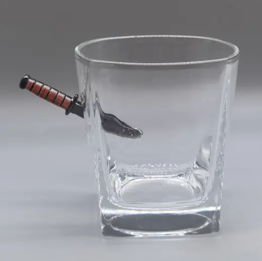 Originální sklenice s ikonickým bojovým nožem USMC „zabodnutým“ do stěny sklenky vytváří jedinečný 3D efekt. Objem 260 ml.