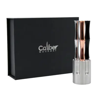 Stylová dárková sada tří elegantních per s masivním hliníkovým stojánkem ve tvaru bubínku revolveru Caliber Gourmet. Originální doplněk na každý pracovní stůl.