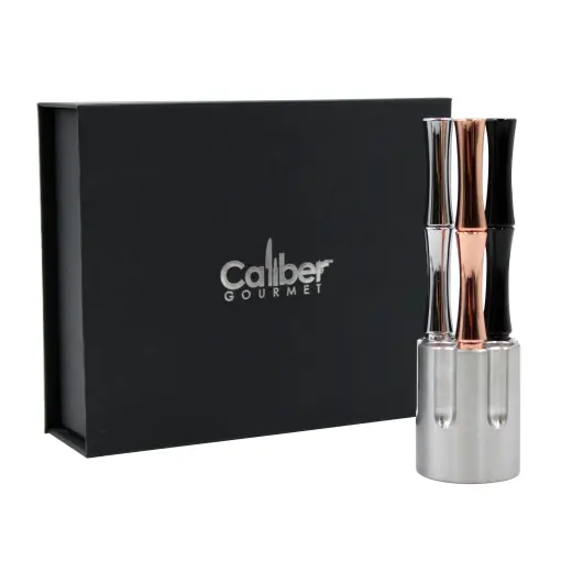 Stylová dárková sada tří elegantních per s masivním hliníkovým stojánkem ve tvaru bubínku revolveru Caliber Gourmet. Originální doplněk na každý pracovní stůl.