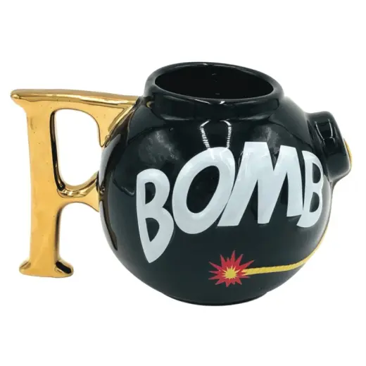 Hrnek na kávu F-BOMB Keramický hrnek ve tvaru bomby s vtipným nápisem F-Bomb. Ideální pro každého, komu občas „bouchnou saze“. Zlepší ráno a pobaví kolegy v práci. Objem cca 470 ml.