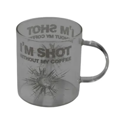 Skleněný hrnek s realistickým efektem průstřelu a nápisem „I’M SHOT WITHOUT MY COFFEE“. Ideální dárek pro každého, kdo bez kávy nefunguje! Objem cca 540 ml.