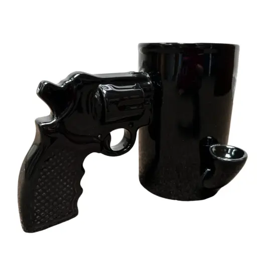 Hrnek s dýmkou ve tvaru revolveru Keramický hrnek Caliber Gourmet v sobě spojuje dvě funkce – stylový šálek na oblíbenou kávu a plně funkční dýmka v rukojeti tvaru revolveru. Ocení každý, kdo má smysl pro nadsázku a originalitu.