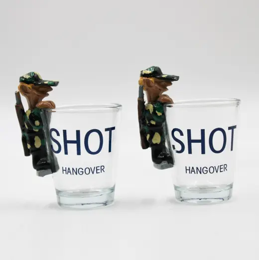 Originální panákovky Caliber Gourmet s humornou figurkou vojáka a nápisem „SHOT – HANGOVER“. (PANÁK – KOCOVINA) Skvělý dárek pro fanoušky vojenské tématiky. Objem cca 45–50 ml.
