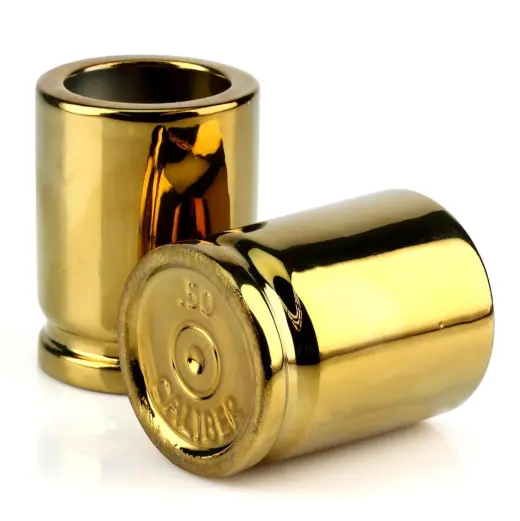 Skleničky na panáky .50 Caliber, 2 ks Keramické panákovky Caliber Gourmet inspirované .50 ráží. Stylové zlaté provedení a jedinečný design z nich činí originální dárek pro každého fanouška zbraní. Objem: 60 ml.