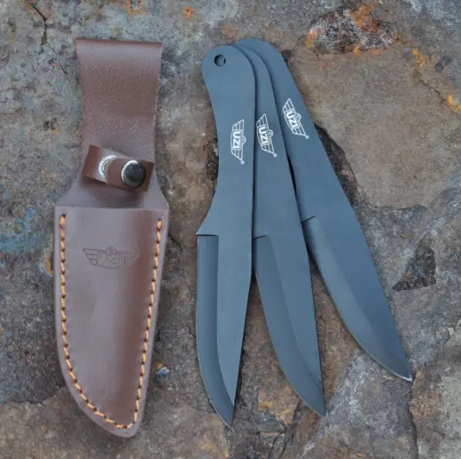 Sada tří vrhacích nožů UZI z nerezové oceli s černou povrchovou úpravou a designovým koženým pouzdrem s poutkem na opasek. Perfektně vyvážené pro přesné vrhání. Délka nožů: 21 cm.