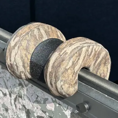 Tichá a stabilní opěrka na zbraň MUDDY SHOOTING RAIL REST pro střelbu z posedů. Neoprenový povrch, PE pěnové jádro a protiskluzový kožený pásek pro maximální stabilitu.
