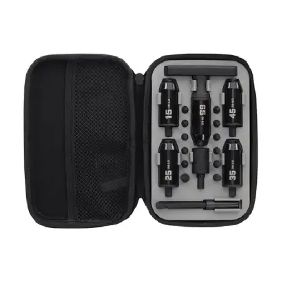 Profesionální sada momentových klíčů Wheeler F.A.T. Stix™ s přednastavenými hodnotami 15–65 in-lbs. Obsahuje ergonomickou T-rukojeť a 12 nejpoužívanějších bitů v praktickém úložném pouzdře.