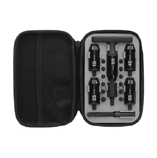 Sada momentových klíčů F.A.T. Stix s přednastavenými hodnotami Profesionální sada momentových klíčů Wheeler F.A.T. Stix™ s přednastavenými hodnotami 15–65 in-lbs. Obsahuje ergonomickou T-rukojeť a 12 nejpoužívanějších bitů v praktickém úložném pouzdře.