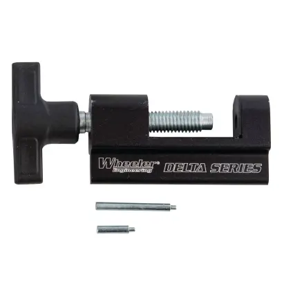 WHEELER AR Trigger Guard Install Tool usnadňuje a urychluje montáž nebo výměnu lučíku spouště na zbraních AR. Oproti klasickému zatloukání čepu kladivem eliminuje riziko poškození spodní části zbraně.